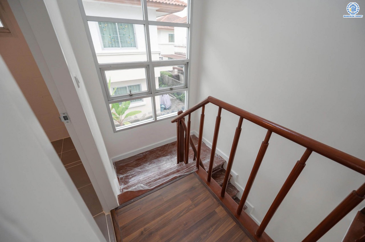 บ้านมือสองตกแต่งใหม่ โครงการ ศุภาลัยวิลล์ วงแหวน-รัตนาธิเบศร์ เนื้อที่กว้างกว่า 52 ตร.ว. ฟังก์ชัน 3 ห้องนอน 2 ห้องน้ำ 2 ที่จอดรถ ตอบโจทย์ทุกการเข้าอยู่ บนทำเลเดินทางสะดวก เชื่อมต่อถนนหลายเส้นทาง เพียง 15 นาทีก็ถึงรถไฟฟ้าสายสีม่วง "สถานีคลองบางไผ่" ใกล้ทางด่วน "กาญจนาภิเษก"